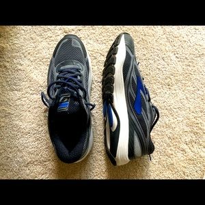 Brooks Dyad 10.5 worn once